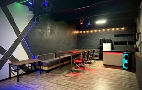 Неоновый лофт-зал с большим экраном