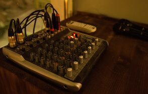 Лофт с теплым освещением и дискошаром