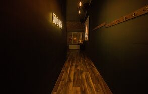 Лофт с теплым освещением и дискошаром