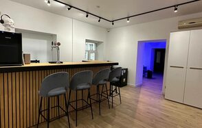 Лофт в центре города с барной стойкой