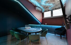 Лофт с покерным столом на мансардном этаже