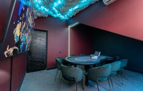 Лофт с покерным столом на мансардном этаже