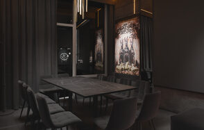 ИглуЛофт. Лакрица. Лофт-зал в темных тонах с камином