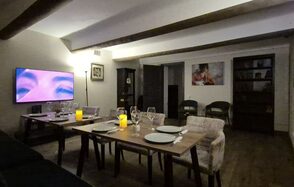 Светлый лофт-зал с приставкой