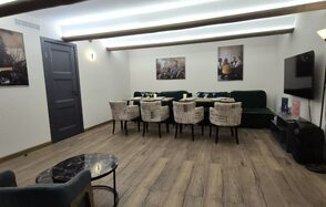 Светлый лофт-зал с приставкой