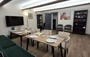 Светлый лофт-зал с приставкой