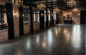 Роскошный лофт-зал с кирпичными стенами