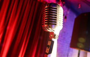 Лофт-зал с кирпичными стенами