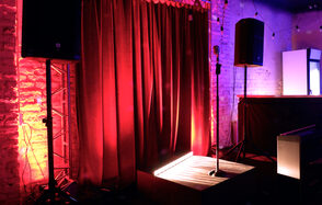 Лофт-зал с кирпичными стенами