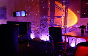 Лофт-зал с кирпичными стенами