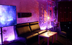 Лофт-зал с кирпичными стенами