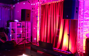 Лофт-зал с кирпичными стенами