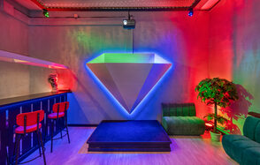 Яркий лофт с большим экраном