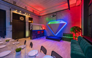 Яркий лофт с большим экраном