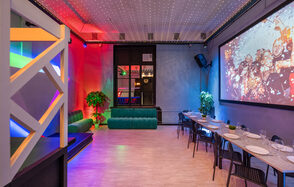 Яркий лофт с большим экраном