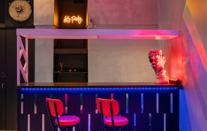 Яркий лофт с большим экраном