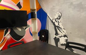 Questguru. Яркий лофт-зал на севере города