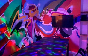 Questguru. Яркий лофт-зал на севере города