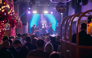 Бар StereoPeople (СтереоПипл). Клубное пространство с живой музыкой, сцена с исполнителями, красочная светодиодная подсветка, зеркальный шар на потолке, декорации с гирляндами и красными шарами, гости в зале, надпись на экране «STEREO PEOPLE».