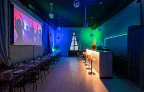 Неоновый лофт-зал с барной стойкой и сценой