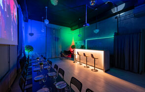 Неоновый лофт-зал с барной стойкой и сценой