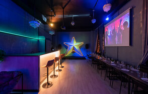 Неоновый лофт-зал с барной стойкой и сценой