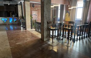 Двухуровневый лофт-зал с высокими потолками