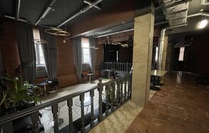 Двухуровневый лофт-зал с высокими потолками