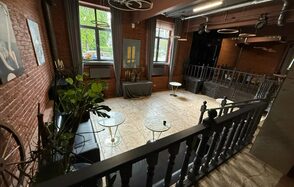 Двухуровневый лофт-зал с высокими потолками