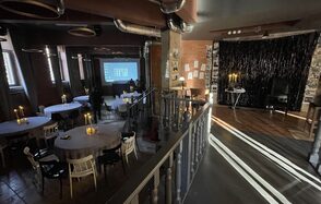 Двухуровневый лофт-зал с высокими потолками