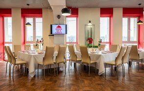 Sea Grill. Лофт-бар под закрытие с видом на Неву