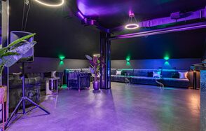 Темный лофт-зал на мансардном этаже