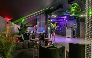 Темный лофт-зал на мансардном этаже