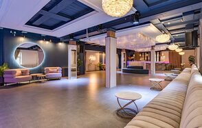 Просторный лофт-зал с колоннами