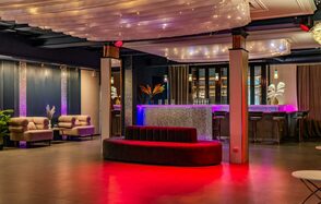 Просторный лофт-зал с колоннами