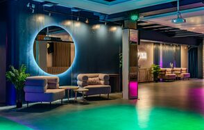 Просторный лофт-зал с колоннами