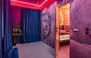 Просторный лофт-зал с колоннами