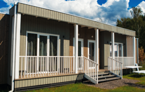 Домик на берегу водохранилища