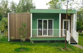 Домик на берегу водохранилища