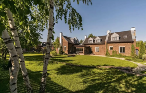 Двухэтажный коттедж за городом