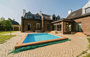 Двухэтажный коттедж за городом