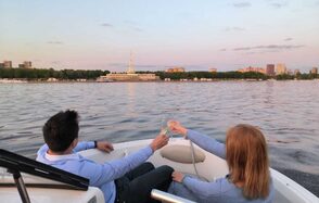 Шестиместный современный катер