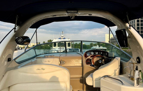 Современный восьмиместный круизный катер