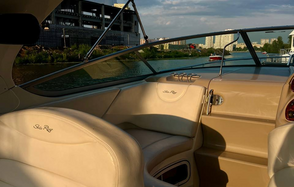 Современный восьмиместный круизный катер