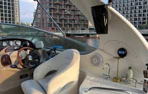 Современный восьмиместный круизный катер