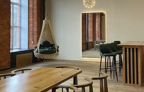 Просторный лофт-зал с большими окнами