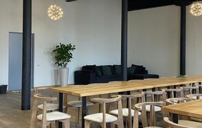 Просторный лофт-зал с большими окнами