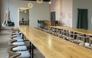 Просторный лофт-зал с большими окнами