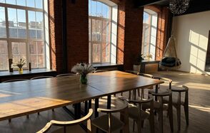 Просторный лофт-зал с большими окнами