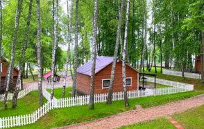 Одноэтажный домик на берегу водохранилища 